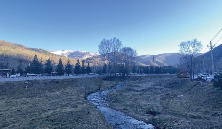 自台怀镇眺望远山，山上积雪清晰可见