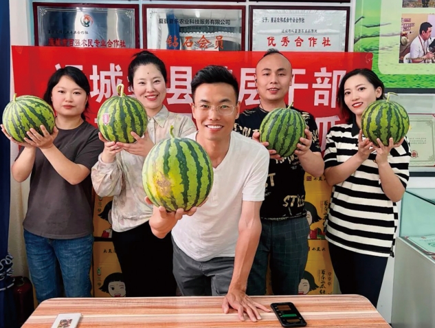 “网红基层干部”张成蕴来到夏县帮助当地农民推介夏乐西瓜