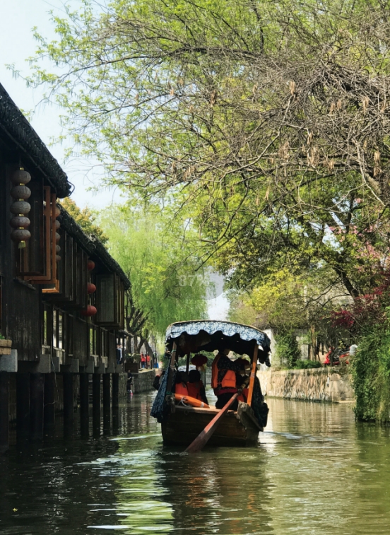 坐在小桥流水间的摇橹船上，内心随水波一同荡漾