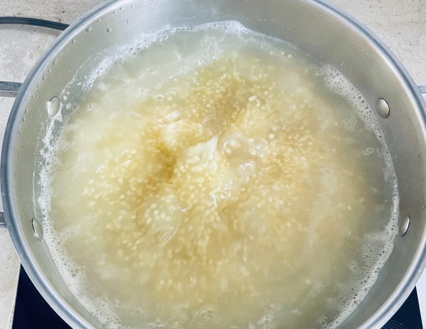 刚煮好的热气腾腾的酸捞饭