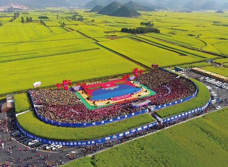 油菜花旅游节演唱会现场人山人海，是罗平最隆重的旅游盛会