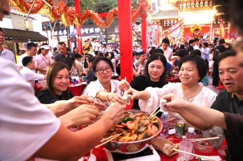 深圳西乡万人共享“千岁盆菜宴”