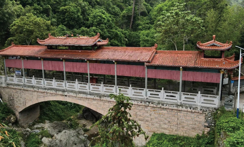 饭宅龙凤桥，坐落在饭宅村口，矗立在两山之间的饭宅溪上