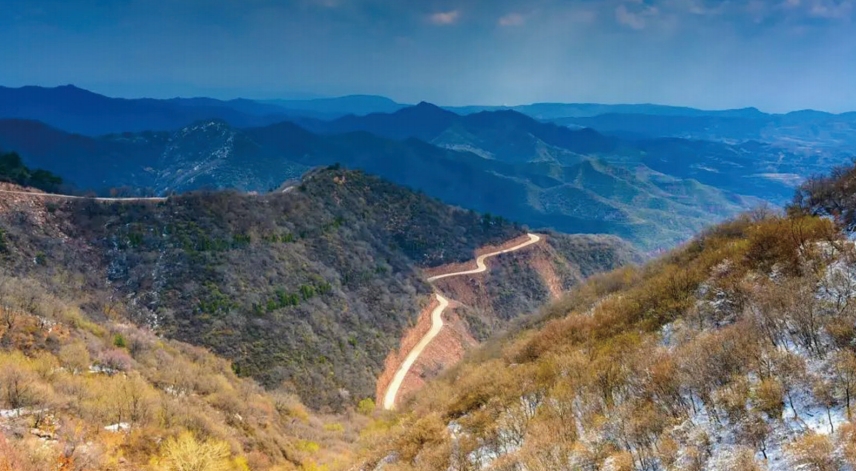 七岭山山势险峻，风景秀美，林木繁茂，花草葳蕤