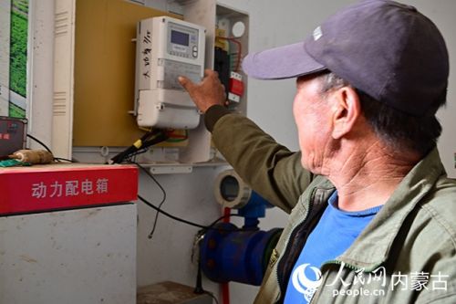 连世雄展示如何操作如何使用机电井。 人民网记者 寇雅楠摄